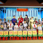 CAC NGHE SY TRAO QUA CHO TRE EM 6 doanhnhantieubieucomvn Chuyên Trang tập chí doanh nhân