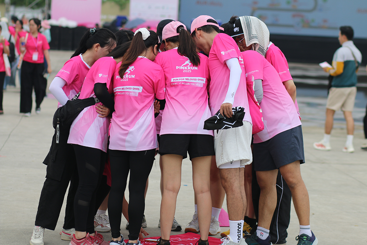 Các VĐV Pink Run 2025 thể hiện tinh thần đồng đội trước vạch xuất phát doanhnhantieubieucomvn Chuyên Trang tập chí doanh nhân