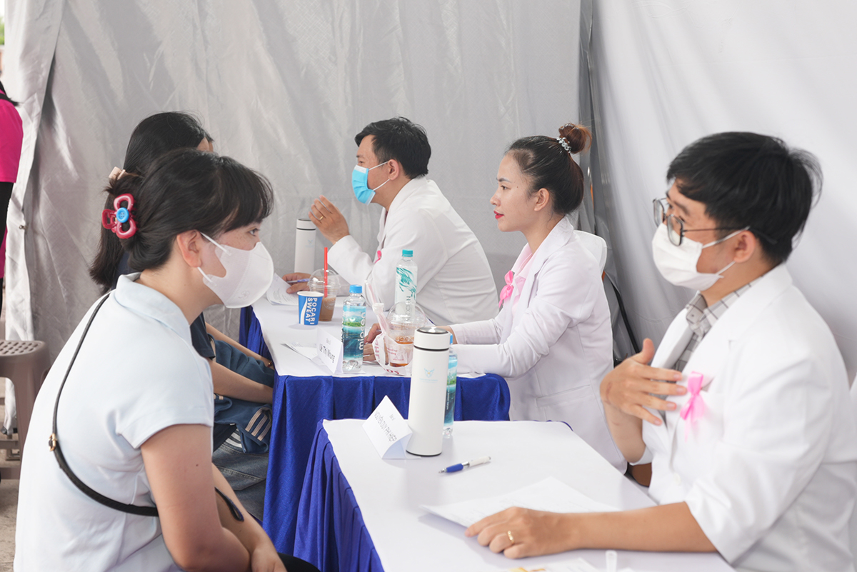 Đội ngũ y bác sĩ thăm khám và tư vấn nhiệt tình gửi nhiều lời khuyên hữu ích đến với những người phụ nữ có mặt tại ngày hội doanhnhantieubieucomvn Chuyên Trang tập chí doanh nhân
