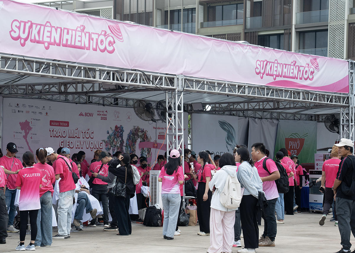 Khu vực hiến tóc tại ngày hội thu hút nhiều lứa tuổi tham gia doanhnhantieubieucomvn Chuyên Trang tập chí doanh nhân